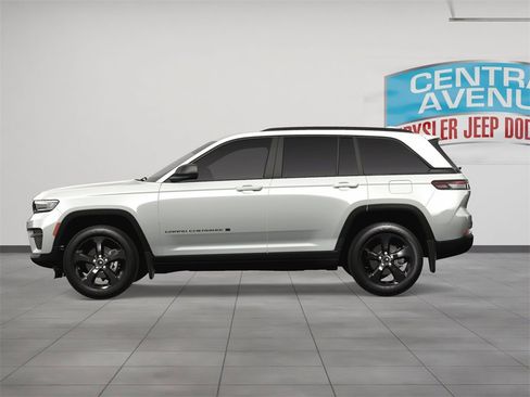 New 2025 Jeep Grand Cherokee Laredo image 3