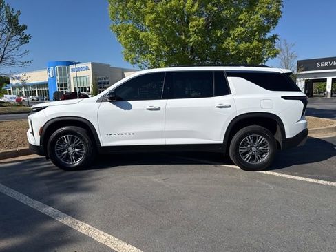 Used 2024 Chevrolet Traverse LT image 2