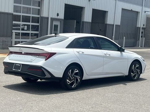 Certified 2025 Hyundai Elantra SEL FWD image 13