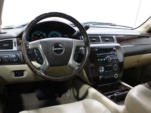 Used 2012 GMC Sierra 2500 Denali w/ Suspension Package, Off-Road AWD/4WD image 2
