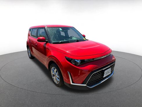 Used 2025 Kia Soul LX w/ LX Technology Package image 2