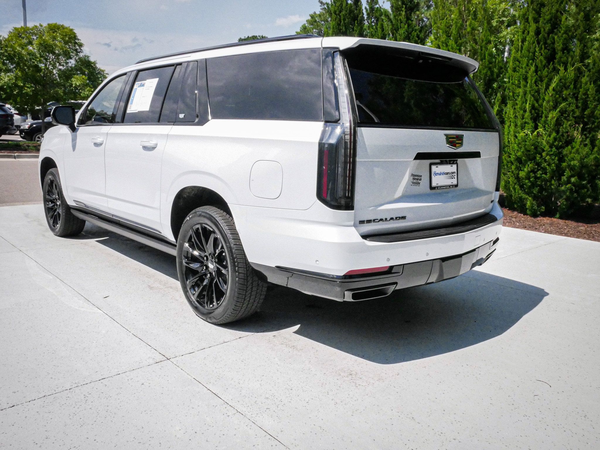 Used 2026 Cadillac Escalade ESV Sport w/ LPO, ONYX Package AWD/4WD image 8