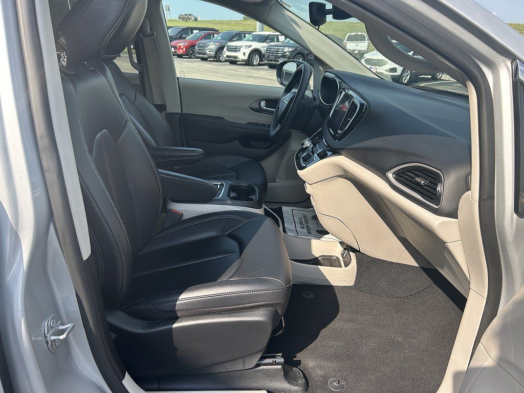 Used 2024 Chrysler Pacifica Touring-L FWD image 21