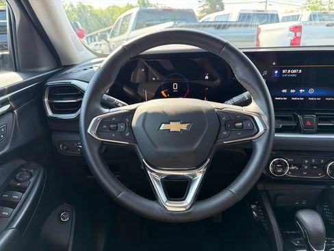 Used 2025 Chevrolet TrailBlazer LT w/ Convenience Package AWD/4WD image 12