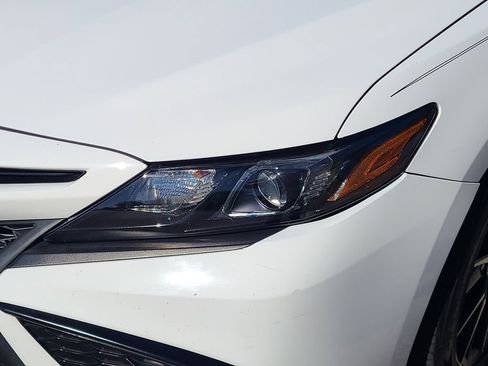 Used 2021 Toyota Camry SE image 10