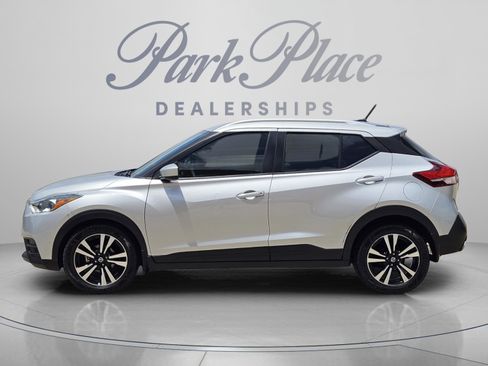 Used 2018 Nissan Kicks SV FWD image 2