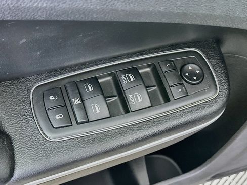 Used 2019 Chrysler 300 C RWD image 15