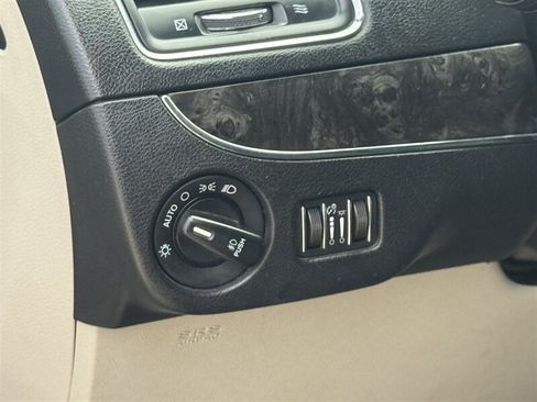 Used 2015 Chrysler Town & Country Touring FWD image 22