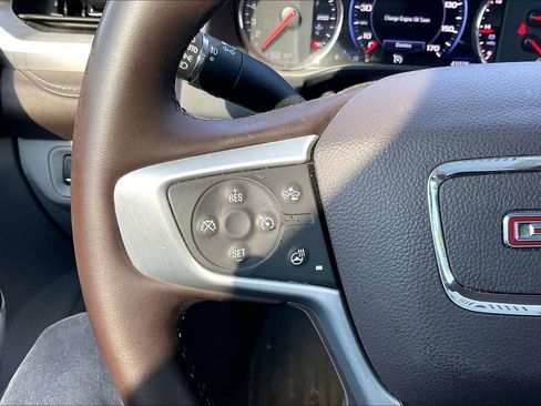 Used 2023 GMC Acadia SLT w/ Technology Package FWD image 11