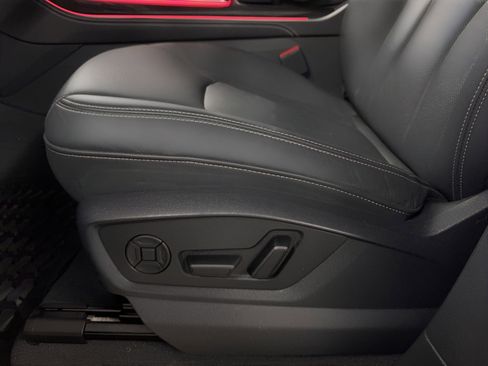 Used 2025 Audi Q8 Premium Plus image 16