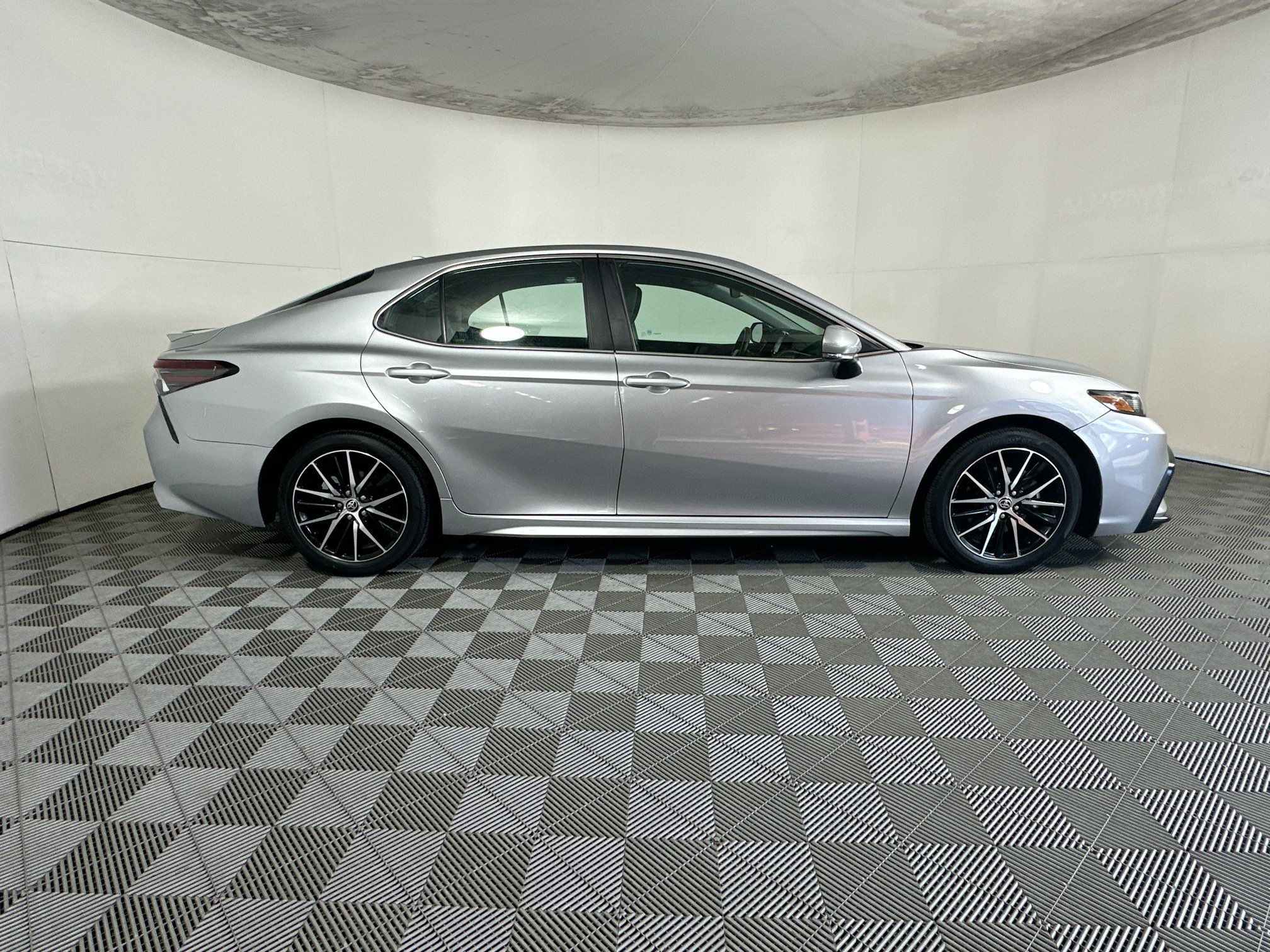 Used 2024 Toyota Camry SE FWD image 2