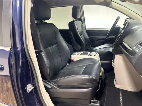 Used 2014 Chrysler Town & Country Touring FWD image 34