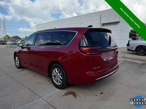 Used 2025 Chrysler Pacifica Select FWD image 2