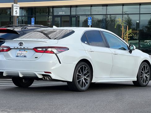 Used 2022 Toyota Camry SE image 4