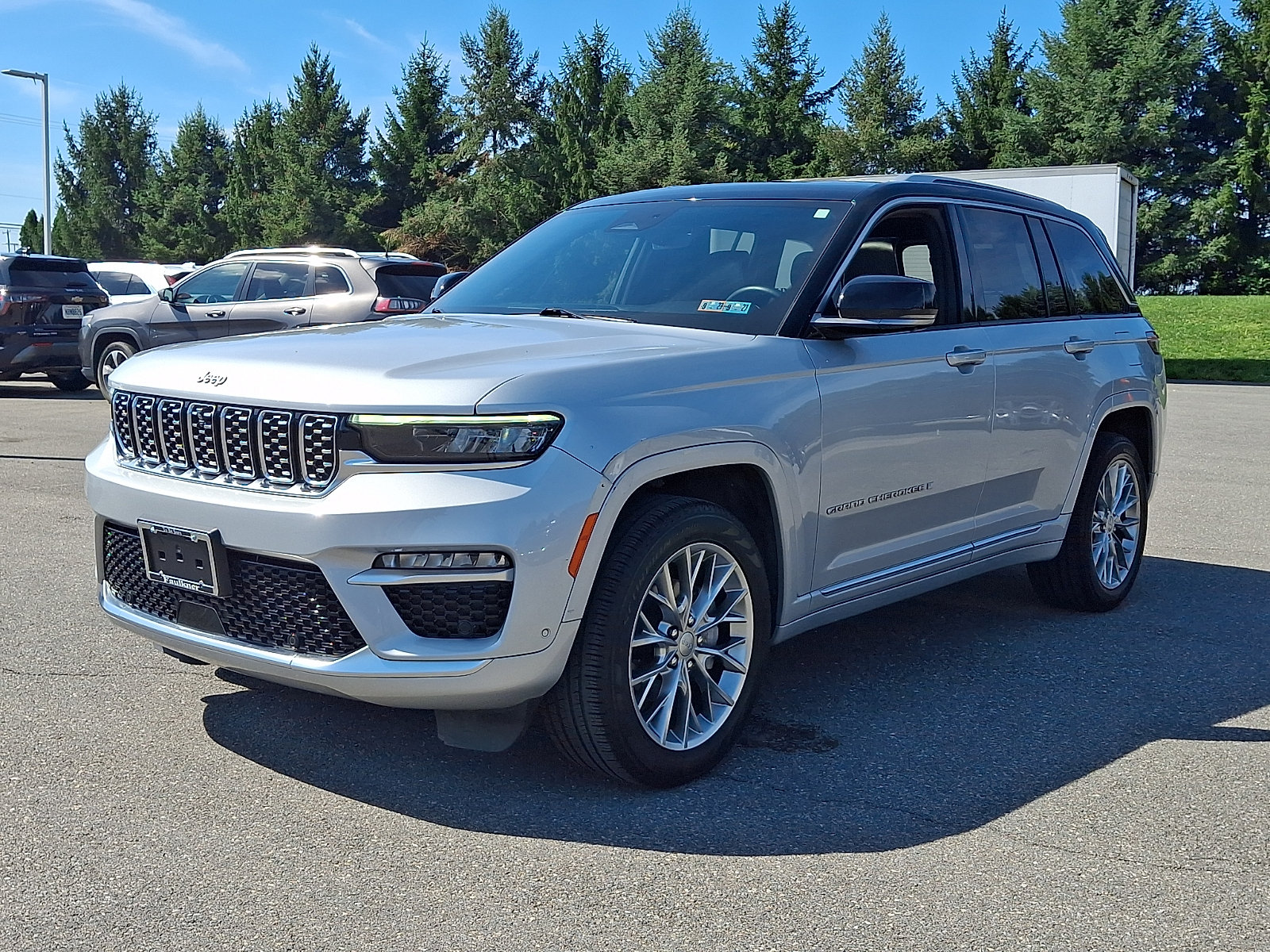 Used 2023 Jeep Grand Cherokee Summit AWD/4WD image 2