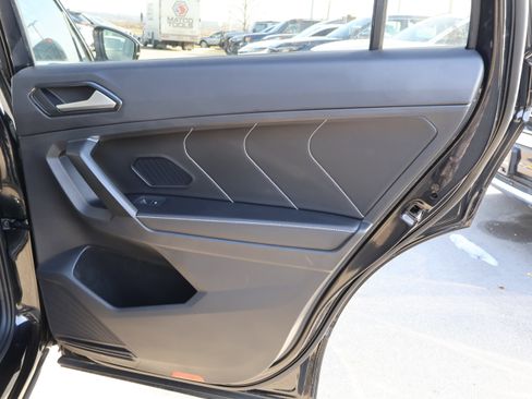 Used 2022 Volkswagen Tiguan SE w/ Panoramic Sunroof Package image 12