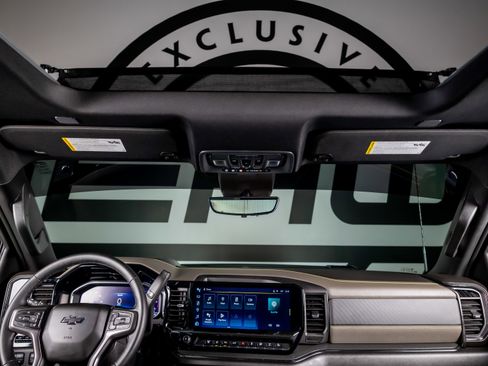 Used 2024 Chevrolet Silverado 2500 ZR2 w/ Technology Package image 9