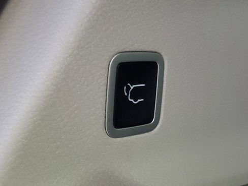 Used 2024 Chrysler Pacifica Touring-L image 12