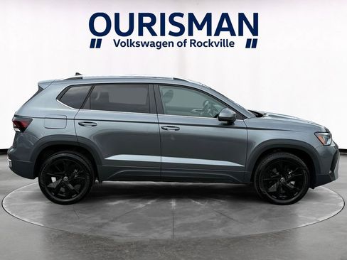Used 2025 Volkswagen Taos SE w/ Panoramic Sunroof Package FWD image 7