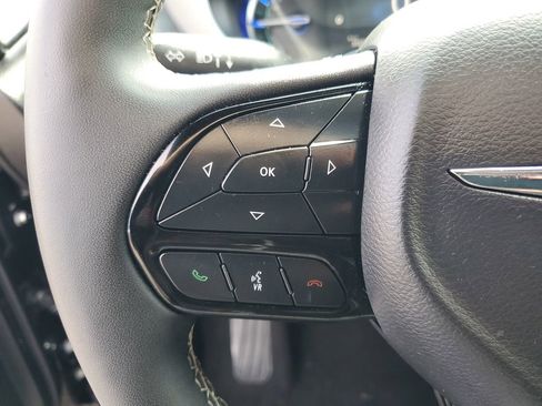 Used 2024 Chrysler Pacifica Premium image 12