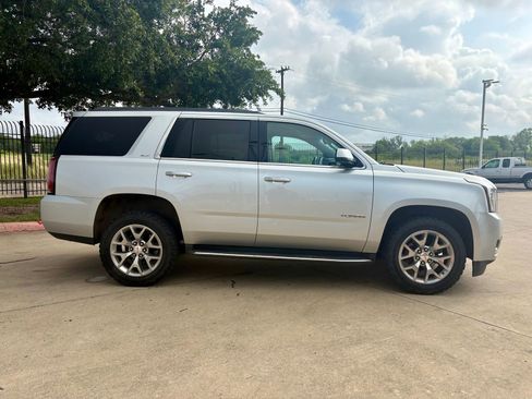 Used 2017 GMC Yukon SLT RWD image 2