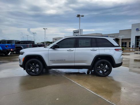 New 2025 Jeep Grand Cherokee Limited w/ Black Appearance Package image 2