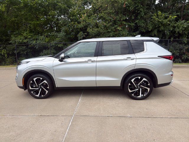 Used 2024 Mitsubishi Outlander SE AWD/4WD image 2
