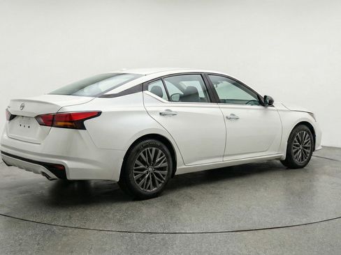 Used 2025 Nissan Altima 2.5 SV image 9