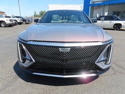 Used 2024 Cadillac Lyriq Luxury AWD/4WD image 2