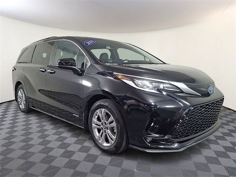 Used 2021 Toyota Sienna XSE w/ XSE Plus Package image 1