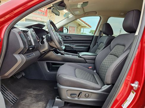 Used 2024 Nissan Pathfinder SV image 10