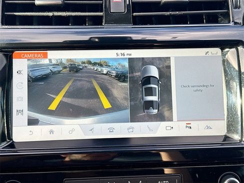 Used 2018 Land Rover Discovery HSE image 15