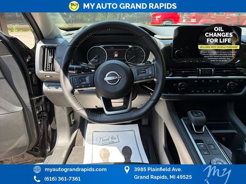 Used 2025 Nissan Pathfinder SL AWD/4WD image 13