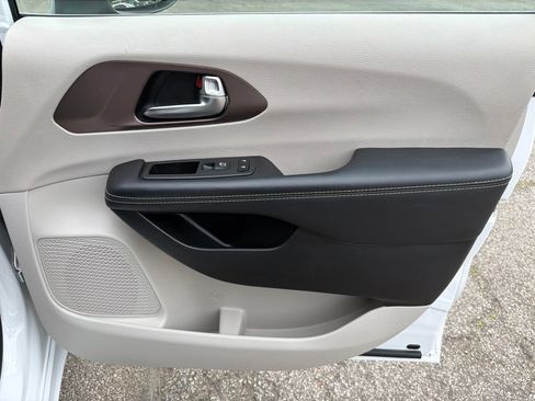 Used 2023 Chrysler Voyager LX FWD image 19