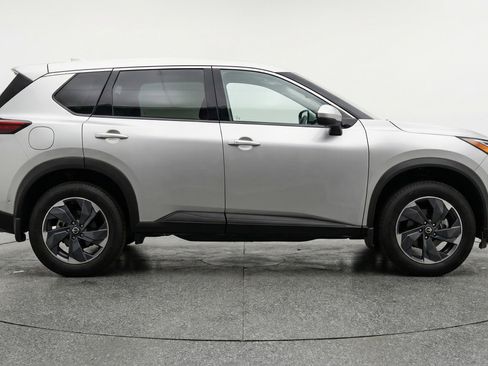 Used 2025 Nissan Rogue SV FWD image 11