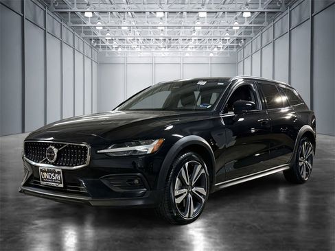 Used 2025 Volvo V60 B5 Cross Country Plus image 1