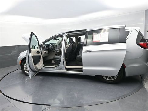 Used 2024 Chrysler Pacifica Touring-L image 37