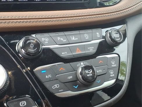 Used 2019 Chrysler Pacifica Limited w/ Advanced Safetytec Group FWD image 10