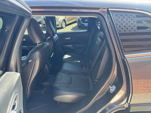 Used 2019 Jeep Cherokee Limited w/ Luxury Group AWD/4WD image 18