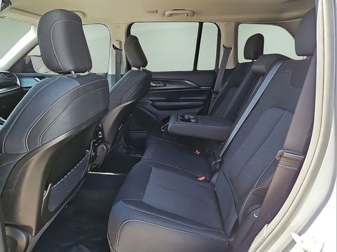 Used 2023 Jeep Grand Cherokee Laredo image 12