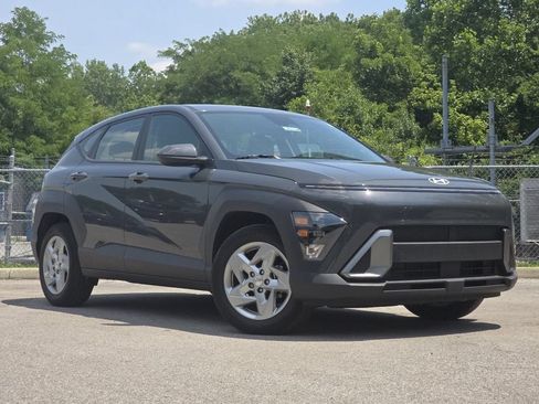 Used 2024 Hyundai Kona SE FWD image 2