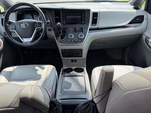 Used 2018 Toyota Sienna XLE Premium AWD/4WD image 2