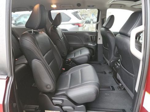 Used 2020 Toyota Sienna SE image 26