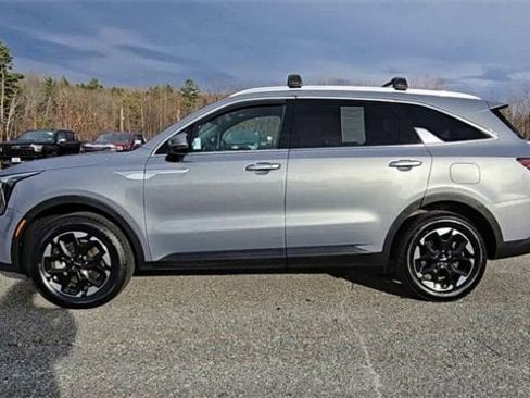 Used 2024 Kia Sorento S image 5