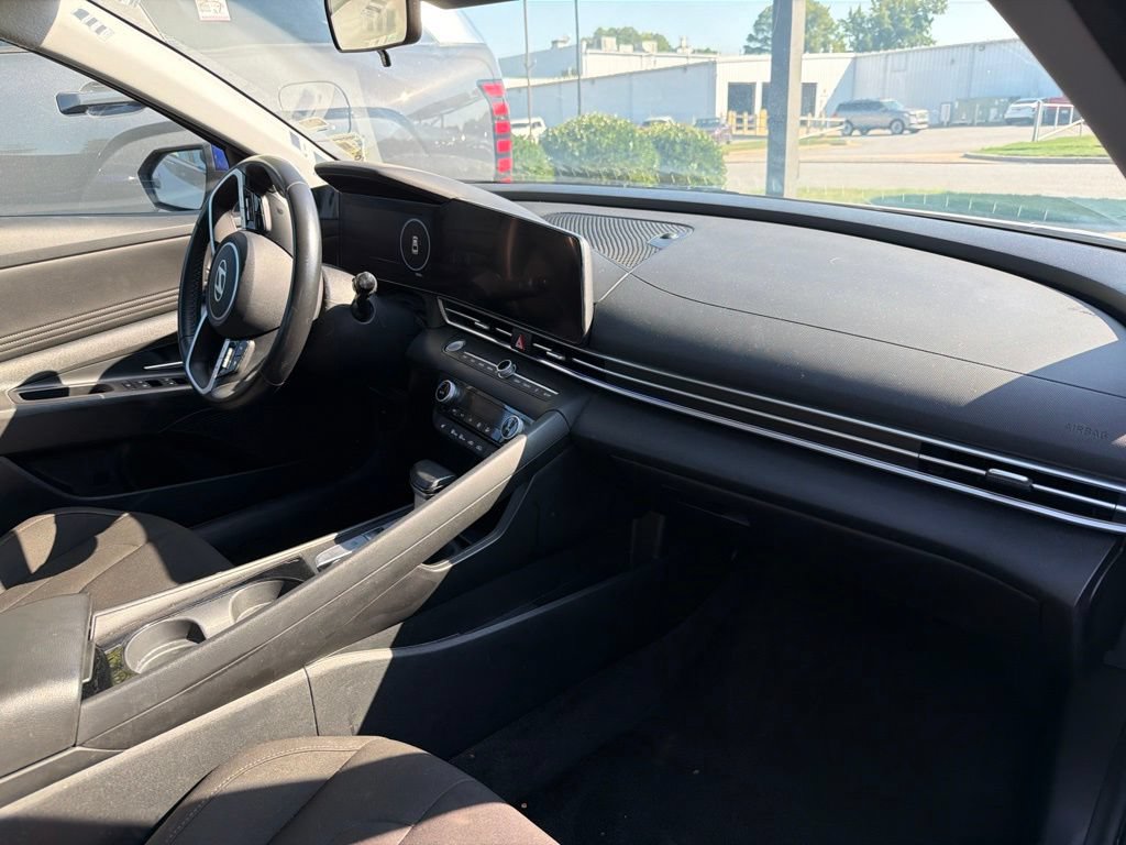 Used 2025 Hyundai Elantra SEL FWD image 28