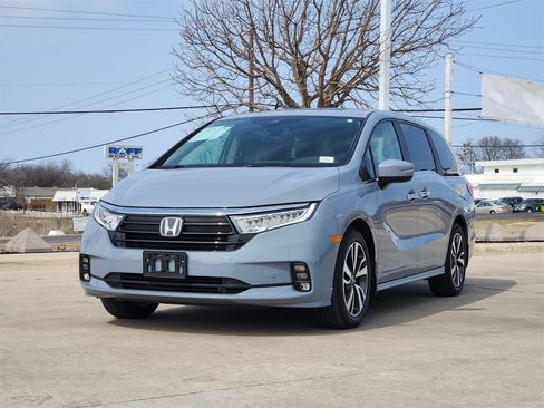 Used 2024 Honda Odyssey Touring image 3