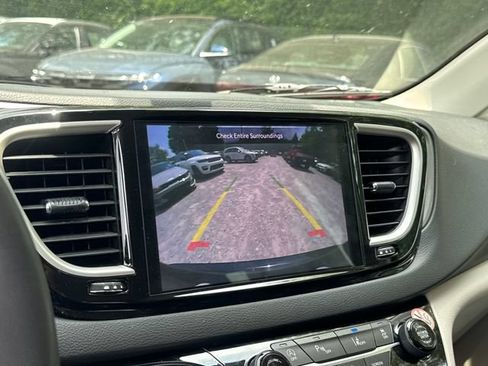 Used 2023 Chrysler Pacifica Touring-L FWD image 21