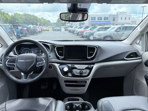 Used 2024 Chrysler Pacifica Touring-L FWD image 11