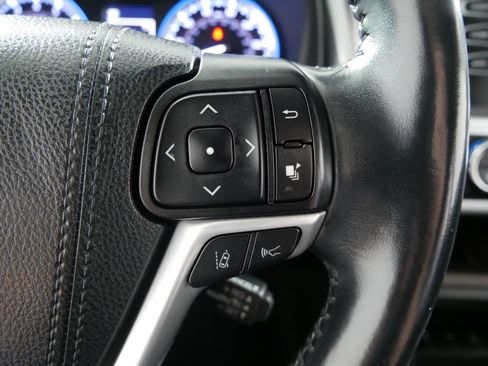 Used 2019 Toyota Highlander XLE image 28