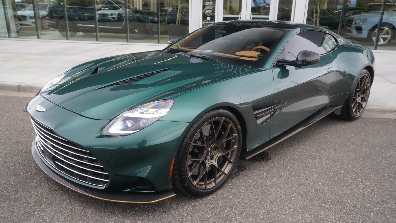 Used 2025 Aston Martin Vanquish RWD image 26
